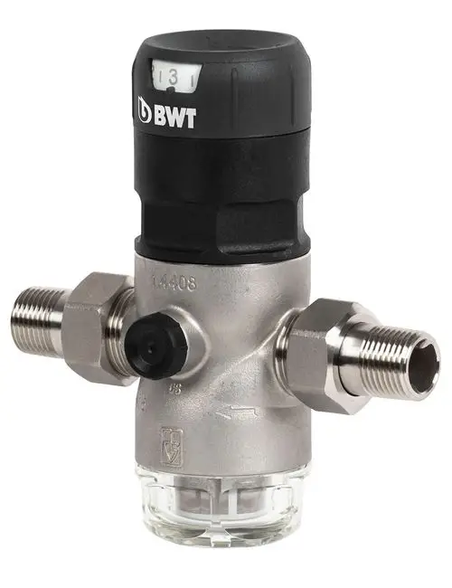 Druckminderer aus Edelstahl mit zwei Anschlüssen und einem einstellbaren Druckregler. Das Produkt ist von der Marke BWT und hat eine transparente Unterseite zur Druckanzeige.
